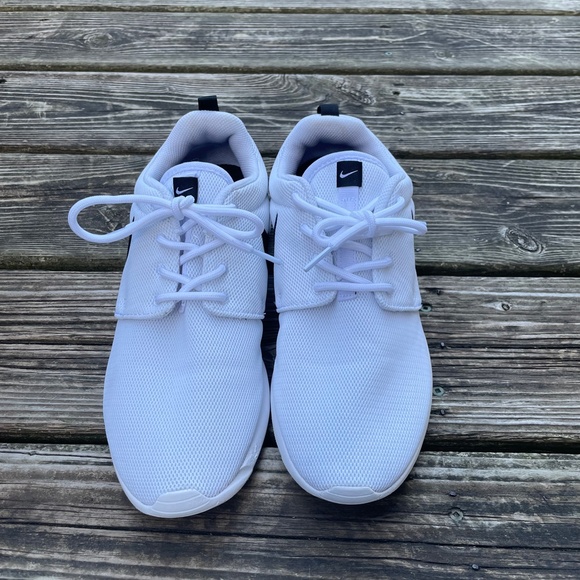 Running Shoes: White Nike Roshes Women's Sneakers - Picture 3 of 11